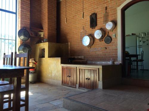 Casa de Campo em Região Serrana de Cunha - SP.的厨房或小厨房