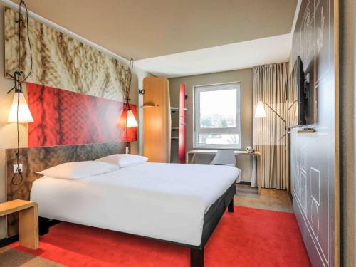 伦敦斯坦福德宜必思酒店客房内的一张或多张床位