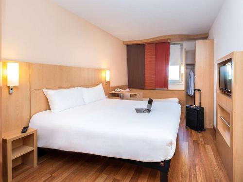 里昂东卡浦纳宜必思酒店客房内的一张或多张床位