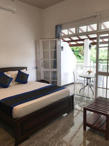 科伦坡Dumi's Shelter Home Stay的一间卧室配有一张床,庭院配有桌子