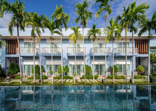 华欣藍色海洋華欣度假村及別墅的棕榈树酒店和游泳池