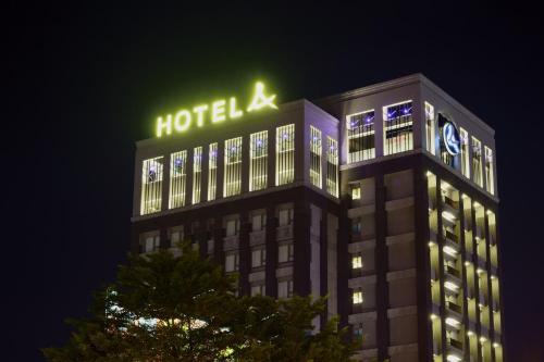 台南Hotel A 圣禾大饭店的夜间大楼顶上的酒店标志