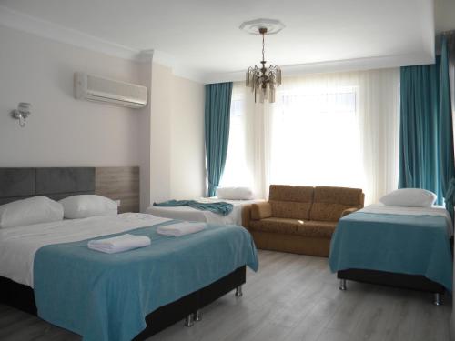 安塔利亚萨瓦酒店的酒店客房,设有两张床和一张沙发