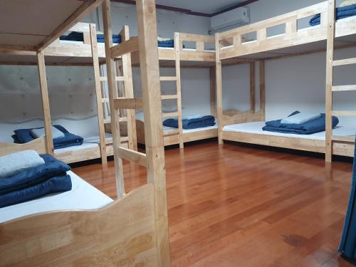 首尔Ok guesthouse的一间设有一张双层床的房间