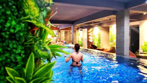 岘港白玉兰酒店的妇女在酒店游泳池里