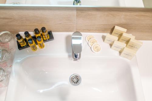 图兹拉Hotel Soni Lux的浴室水槽配有酒精和肥皂