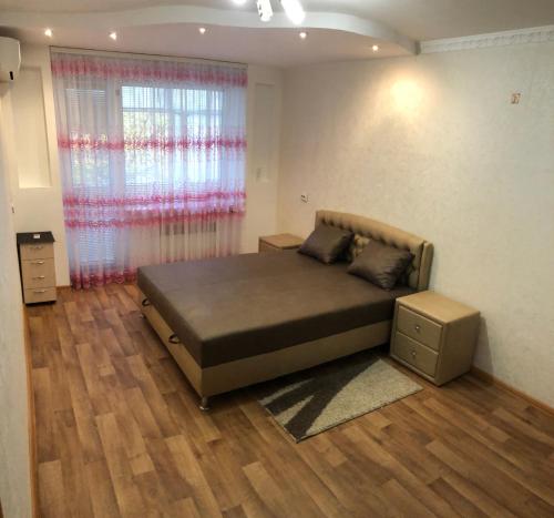 尼科波尔Apartment Shevchenka 154的一间卧室设有一张大床和窗户