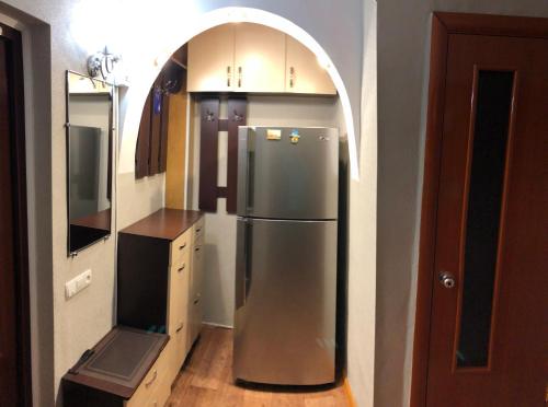 尼科波尔Apartment Shevchenka 154的一间厨房,里面配有不锈钢冰箱
