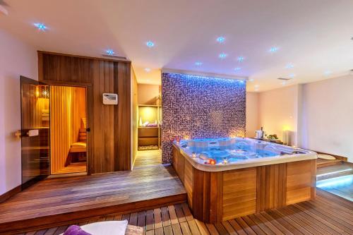 希萨里亚萨纳Spa酒店的大型浴室设有大浴缸。