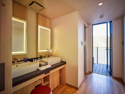 胜浦市Kumano-bettei Nakanoshima的一间带水槽和镜子的浴室