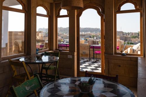 斋沙默尔秘密之家成人酒店的客房设有桌椅和窗户。