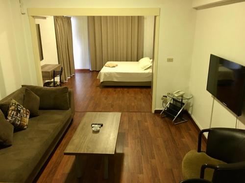 贝鲁特Divan Hotel Apartments的客厅配有沙发、桌子和床。