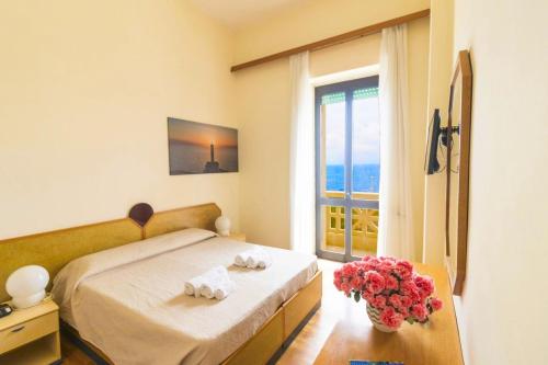 圣凯撒利亚温泉普拉兹酒店的一间卧室,配有一张床和花瓶