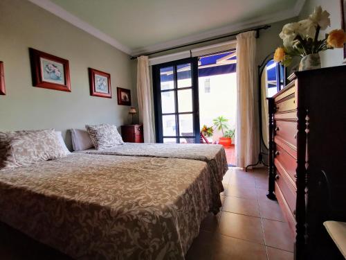 波多·纳奥斯Apartamento Verode的一间卧室设有一张床和一个大窗户