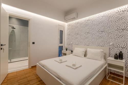 雅典Luxury Penthouse on Akadimias with 2 Bed & 2 Bath的白色的卧室设有白色的大床和浴室