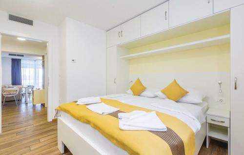 普纳特Vila Ponte的白色卧室设有黄色和白色的床