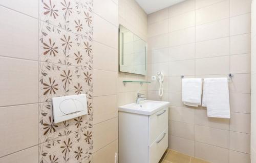 普纳特Vila Ponte的白色的浴室设有水槽和镜子