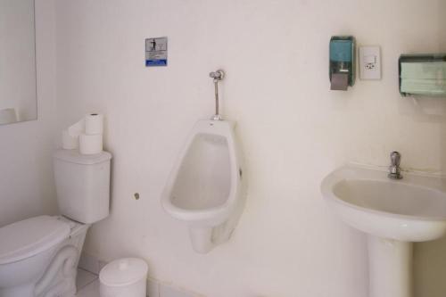 里约热内卢Arena Maracanã Hostel的一间带小便室、卫生间和盥洗盆的浴室