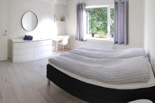 翁达尔斯内斯I hjerte av Åndalsnes sentrum的一间卧室配有一张床、一张书桌和一面镜子