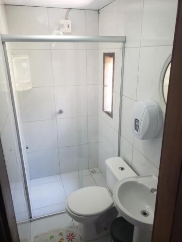 EusébioPousada Casa de Vó的白色的浴室设有卫生间和水槽。