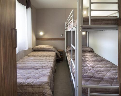 格拉多欧洲旅游假日公园的带两张双层床的客房中的两张床