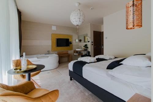 希欧福克Baobab Suites的酒店客房配有一张床和浴缸。