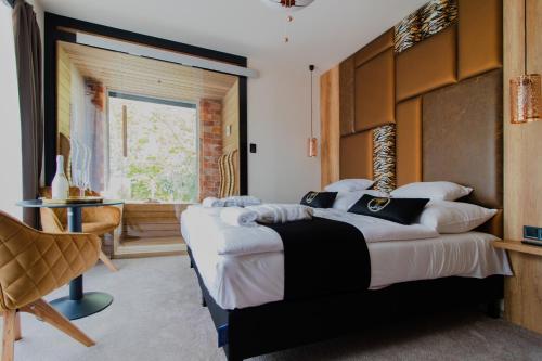 希欧福克Baobab Suites的一间卧室设有一张大床和一个窗户。
