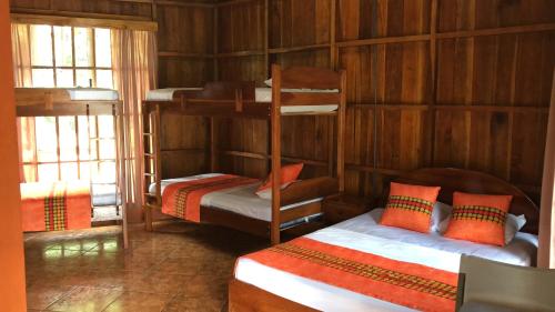 福尔图纳Hotel Villas Vista Arenal的小屋内带两张双层床的客房