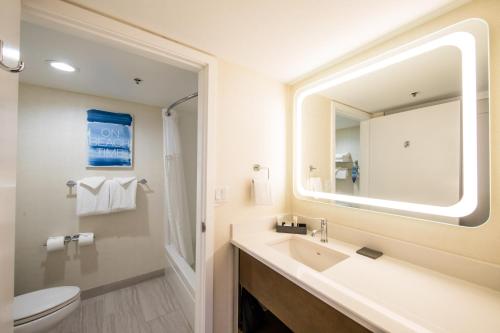 皮斯莫比奇西克雷斯特海滨酒店的一间带水槽、卫生间和镜子的浴室