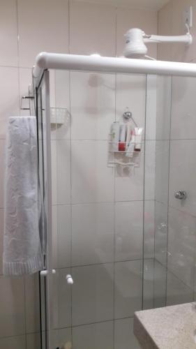 里约热内卢Quarto e Sala completo的玻璃门淋浴和毛巾