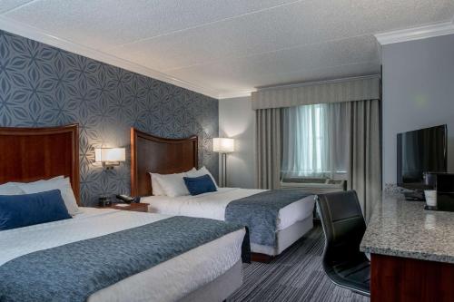 特洛伊富兰克林广场贝斯特韦斯特酒店的酒店客房设有两张床和一台平面电视。