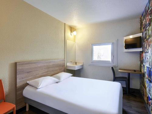 巴涅奥莱hotelF1 Paris Porte de Montreuil的卧室设有一张白色大床和一扇窗户。