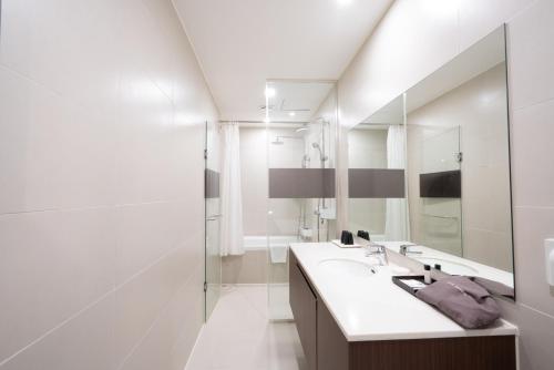 济州市济州贝斯特韦斯特酒店的白色的浴室设有水槽和镜子