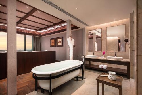 珠海珠海凤凰湾悦椿酒店的带浴缸和两个盥洗盆的浴室