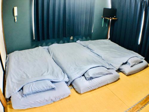 富士河口湖Habitacion NIIYA Mt Fuji的床上的一堆白色枕头