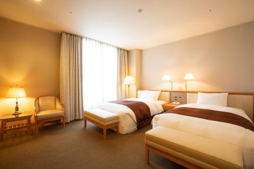 长崎新长崎酒店的酒店客房设有两张床和窗户。