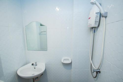 程逸府จุฑาแมนชั่น的带淋浴和盥洗盆的白色浴室