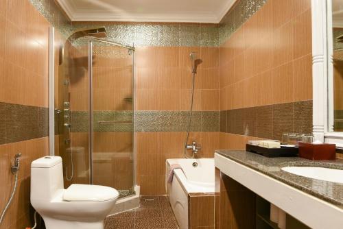 暹粒暹粒回忆酒店的浴室配有卫生间、淋浴和盥洗盆。