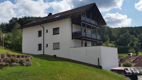 Unter SchönmattenwagFerienhaus KorsikaBlick的山坡上白色的房子,屋顶黑色