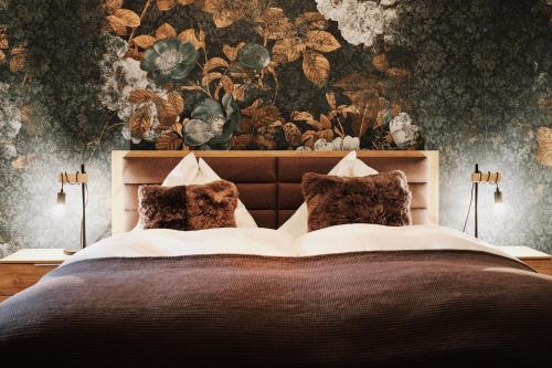 格拉茨Kaiser Apartments - City Centre of Graz的一间卧室配有一张带花卉壁纸的大床