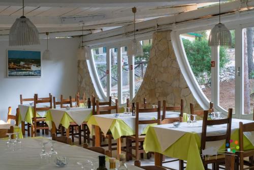 维耶斯泰蓬塔伦加露营酒店的用餐室设有桌椅和窗户。