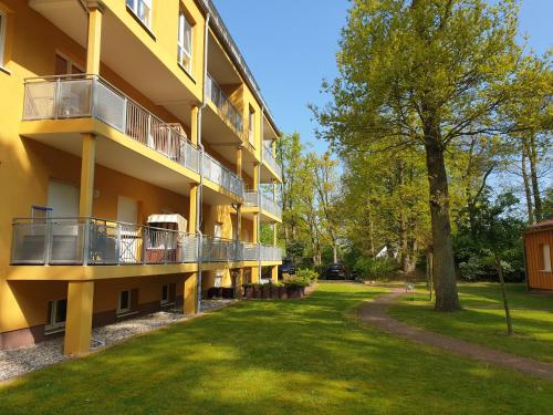 岑平Ferienresidenz zur Ostsee的公寓大楼设有阳台和庭院。