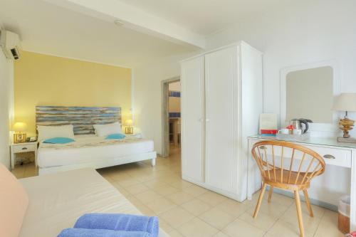 路易港毛里求斯可可提尔酒店的客厅配有床和椅子