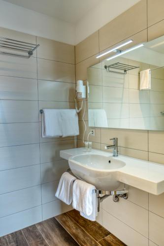 埃基斯蒂尔诺特1001酒店的一间带水槽和镜子的浴室