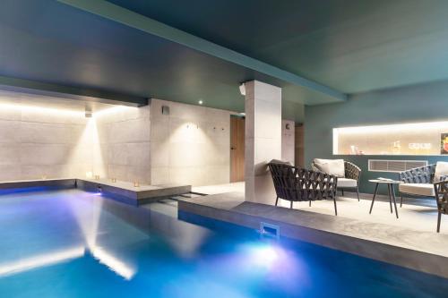 塞夫里耶Black Bass Hotel的一个带椅子和桌子的游泳池