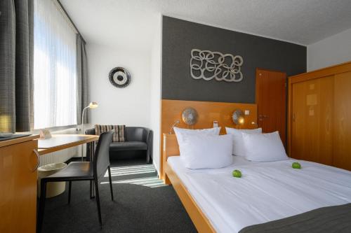 凯撒斯劳滕赫尔曼酒店的一间酒店客房,一间设有一张床和一张书桌