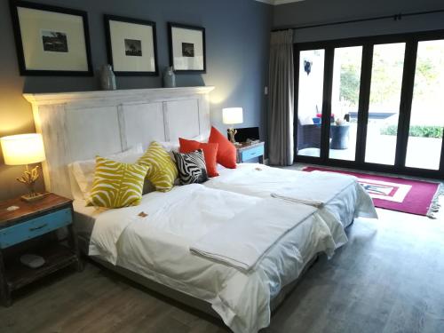 邦尼韦尔Christofphs的卧室配有一张带彩色枕头的大型白色床。