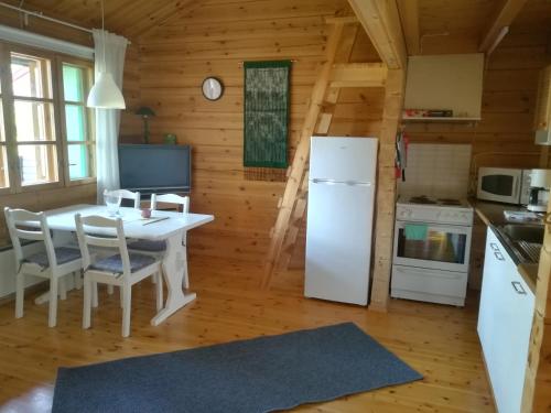 萨洛Isotalo Farm at enäjärvi lake的厨房配有桌子和白色冰箱。