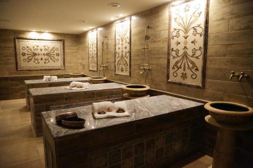 安曼Opal Hotel Amman的一间带三个水槽和两个卫生间的浴室