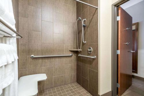 亚基马舒适套房亚基马酒店的带淋浴和卫生间的浴室